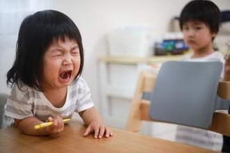 ひとり親家庭の食事、学校給食のない休日は「1日2食以下」が急増　「自分は1日1食」「子どもにはお肉、親は豆腐」
