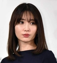起業家モデルが白のブラキャミ姿公開　38歳の大人フェロモン放つマシュマロと美脚　「ボディラインやバックスタイルのデザインにもこだわり」