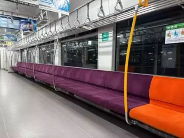 日本一長い？JR北海道の電車に、“超ロングシート”　車両の端から端まで続く座席に「大型連休の新幹線はこれにしろ」