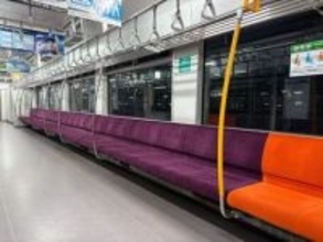 日本一長い？JR北海道の電車に、“超ロングシート”　車両の端から端まで続く座席に「大型連休の新幹線はこれにしろ」