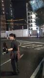 「夜の駅前で、突然タカが飛んできた！一体、何をしてるの？　近くには見守る女性「めちゃくちゃかっこいい」「なるほどこういう仕事」」の画像1