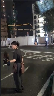 夜の駅前で、突然タカが飛んできた！一体、何をしてるの？　近くには見守る女性「めちゃくちゃかっこいい」「なるほどこういう仕事」