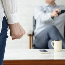 「もったいない」 妻がつけたエアコンを消しに来る夫　「あなただって大型テレビを見ながら寝落ちしてるじゃない！」【ファイナンシャルプランナーが解説】