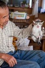 「そんなの連れてきて！」子猫にムスッとしていた父　触れた瞬間「うっひゃー！」とメロメロ　14年後も続く“トムとジェリー”な日常に「最高の2人」