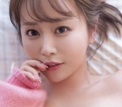 白Tシャツくわえて美バストみせつけ　見返りポーズで際立つ圧巻ヒップ　声優界ナンバーワンのグラビアン