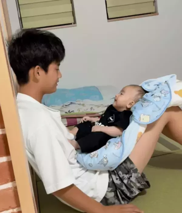14歳のお兄ちゃんと生後3カ月の弟、笑顔でおしゃべりするふたりに「素敵な兄弟」「赤ちゃんの通訳機ほしい」