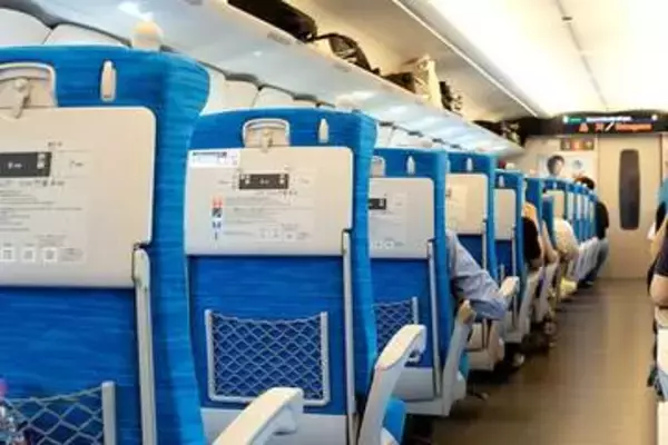 新幹線で窓側の乗客が、立ち上がって「チッ！」……トイレに行きたいのか？　通路席への態度に「すみません言ったら負け？」「自分優先が増えてきた」