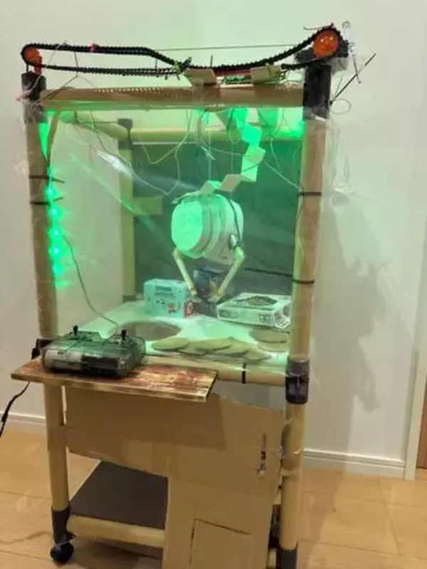 セリアの棚に、ミニ四駆のモーター活用…小4息子が春休みに作った“電動クレーンゲーム”が本格的すぎる　「控えめに言って天才」「将来エンジニアになりそう」