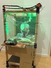 セリアの棚に、ミニ四駆のモーター活用…小4息子が春休みに作った“電動クレーンゲーム”が本格的すぎる　「控えめに言って天才」「将来エンジニアになりそう」