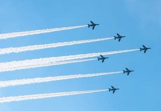 ブルーインパルスを編隊飛行する僚機目線で見たら……「圧倒的非日常」「迫力満点」航空自衛隊が動画公開