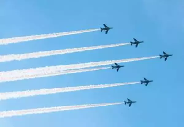 ブルーインパルスを編隊飛行する僚機目線で見たら……「圧倒的非日常」「迫力満点」航空自衛隊が動画公開