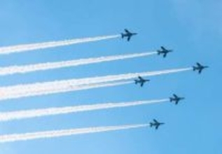ブルーインパルスを編隊飛行する僚機目線で見たら……「圧倒的非日常」「迫力満点」航空自衛隊が動画公開