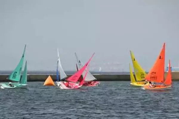 海と一体になる爽快感とスリル　車いすユーザーが夢中になったバリアフリーな小型ヨット・アクセスディンギー