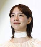 「健康的でセクシー！元朝ドラヒロインの33歳俳優の大胆肩見せに1.3万いいね　「突き抜ける透明感」「理想的なスタイルであこがれます」」の画像1
