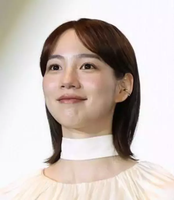 健康的でセクシー！元朝ドラヒロインの33歳俳優の大胆肩見せに1.3万いいね　「突き抜ける透明感」「理想的なスタイルであこがれます」