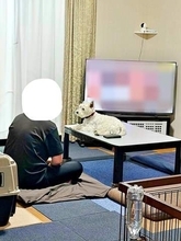 「テレビより私を見て？」パパの目の前に陣取る犬に1.4万いいね　あまりにも健気な熱烈アピールのちょっと切ない結末