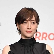 防衛相の妻・49歳フリーアナ　13カ月ぶりにインスタ更新　シックな秋冬コーデに「かっこいいですね」「素敵です」