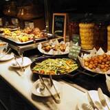 「料理を残したら罰金××円…ビュッフェレストランの表示は有効？「お金を払っているのに」【弁護士が解説】」の画像1