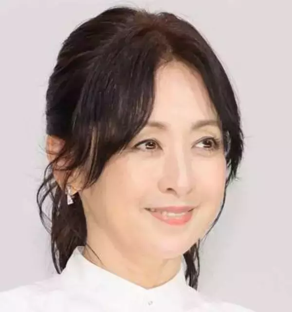 「親子で似てる！」斉藤由貴の長女、26歳女優の蛍光ピンク編み込んだ最新スタイル「マジか…」「めちゃくちゃ可愛い！」