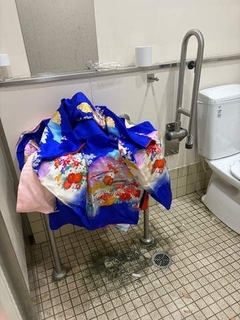 「さすがに怖いって」公衆トイレのドアを開けると…　放置された物に「どうやって帰ったんや？」