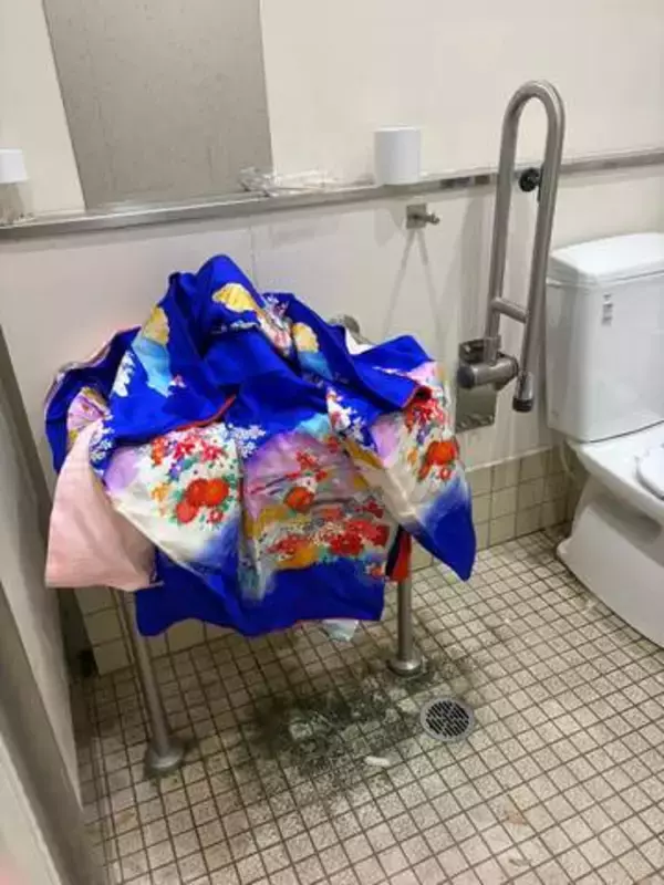 「さすがに怖いって」公衆トイレのドアを開けると…　放置された物に「どうやって帰ったんや？」