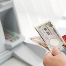 ATMの封筒がいつもない！大量に持ち帰るのは犯罪？【弁護士が解説】