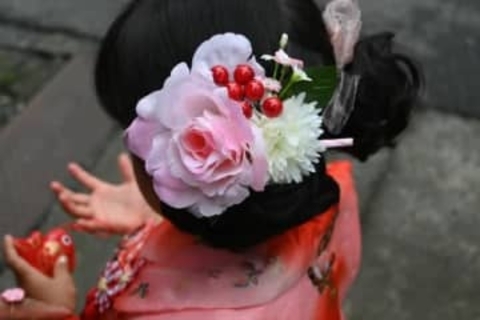 七五三の直前に”髪飾りが破損”！大慌てで100円ショップへ→材料費200円、制作10分の即興手作りに娘が大喜び