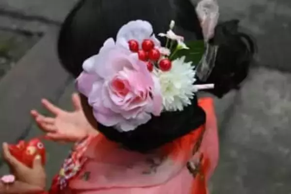 七五三の直前に”髪飾りが破損”！大慌てで100円ショップへ→材料費200円、制作10分の即興手作りに娘が大喜び