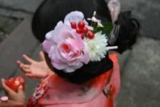 七五三の直前に”髪飾りが破損”！大慌てで100円ショップへ→材料費200円、制作10分の即興手作りに娘が大喜び