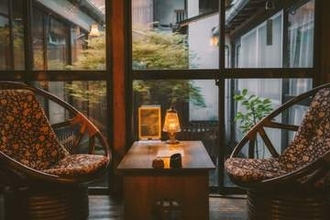 豪雨の水害を乗りこえ、なんとか開業「ひとりで泊まれる喫茶店」に「絶対行きたい」の声「写真だけで癒された」