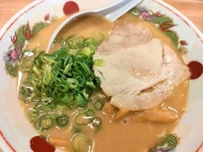 天下一品で残りスープにご飯イン→妻「恥ずかしい食べ方」、投稿主「これやりたくて行ってる」　賛否沸騰「僕も毎回やる」「家でやれ」「貧乏人みたい」