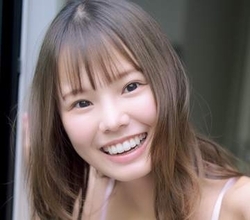 キッチンでネコみたいな伸びポーズ　女優＆グラドルの遥りさ、「腹斜筋が綺麗」なヘルシーグラビア
