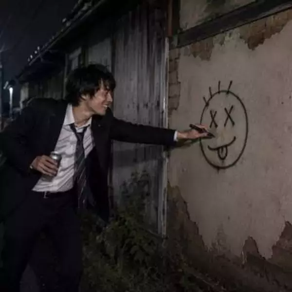 「どうせ壊す家だし」 飲み会帰りの会社員が空き家に落書き→数日後に警察から呼び出し「管理会社から被害届が出されています」　シャッター落書きで逮捕されたケースも【弁護士が解説】
