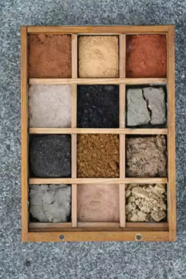 「世界中の土を集めてきたよ」土壌研究者の12種標本が完全にイエベ秋アイシャドウパレット