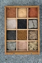 「世界中の土を集めてきたよ」土壌研究者の12種標本が完全にイエベ秋アイシャドウパレット