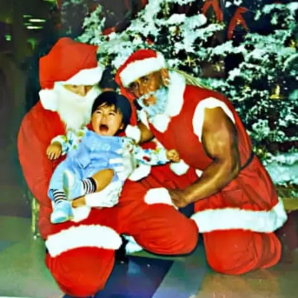 2人のサンタに抱っこされた1歳児がギャン泣き→「こんなサンタ見たことない！」どんなの？　「情報量が多すぎる」「プレゼントは筋肉か」