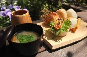 建築会社に「おむすび専門店」なぜ？ 　天日干しの米が旨い！「隠れ家」みたいな癒しの空間