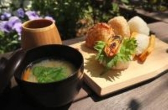 建築会社に「おむすび専門店」なぜ？ 　天日干しの米が旨い！「隠れ家」みたいな癒しの空間