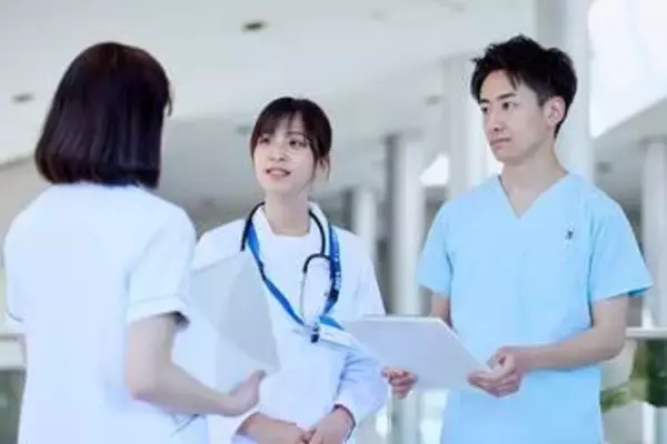 鎮静剤で眠っている患者　回復後に「看護師さんが先生の悪口言ってましたよ」と驚きの発言　「聞こえてる前提で接するって医療者の基本」「昏睡状態だった父も、声がけに反応していた」