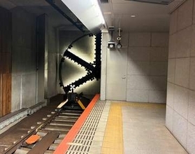 京阪電車の秘めた野望？ 行き止まりの大阪・中之島駅のホーム端に威風堂々モニュメント 「まだこの先もやるよという思いです」