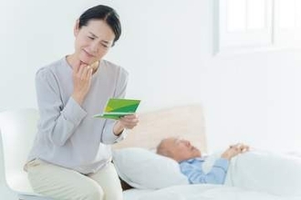 「このままずっと払える？」一人暮らし84歳母　脳梗塞で右半身まひ　気づけば介護費用が増えて月3万超　いったいどうすれば？【社会福祉士が解説】