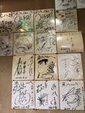 「「顔が知られてないハズなのに」飲食店の壁に“漫画家のサイン”……店が気づくの？どうもらう？　素朴な疑問にプロの漫画家からも貴重な証言続々」の画像1