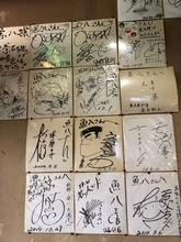 「顔が知られてないハズなのに」飲食店の壁に“漫画家のサイン”……店が気づくの？どうもらう？　素朴な疑問にプロの漫画家からも貴重な証言続々