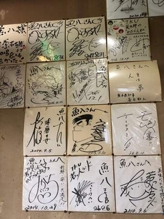 「顔が知られてないハズなのに」飲食店の壁に“漫画家のサイン”……店が気づくの？どうもらう？　素朴な疑問にプロの漫画家からも貴重な証言続々