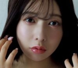 トップライバーの元乃木坂美女　あらわな胸元に32歳の色香