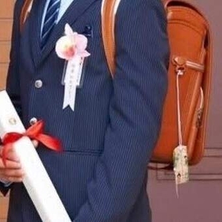 小1入学式→小6卒業式　成長した息子と小さくなったランドセル　同じ構図のビフォアフターに「この写真だけで泣けてくる」