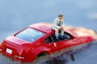 【台風から愛車を守ろう】飛来物や横転、浸水に備えてまずやるべきこと9選　被災時の対処法は
