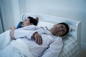 夏の夜、寝ている間に40〜70歳の6割超が「体の異変」を経験→「夜間の脱水」症状は危険なサインの可能性
