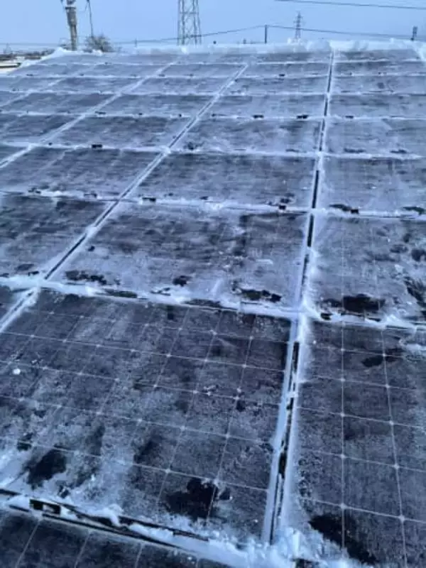 屋根上で「雪下ろし」終えたら…ハシゴ支え役の妻に、連絡がつかない！　夫がゾッ「相手が寝ちゃうことなんて」「九死に一生もん」