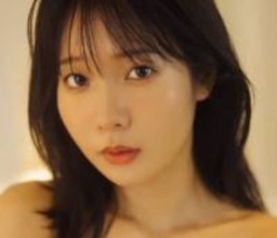 衝撃Tバックでまん丸ヒップ露わ　解散したアイドルの1st写真集は「ドキドキするような大人なカットも」